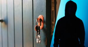 Злодії звертають увагу на одну деталь у дверях і за нею обирають квартиру для злому Злодії-звертають-увагу-на-одну-деталь-у-дверях-і-за-нею-обирають-квартиру-для-злому