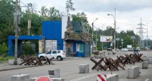 Атака дрона на Чернігівщині: один загиблий та кілька поранених Росіяни завдали удару по блокпосту під Черніговом: загинув військовий, поранено поліцейського