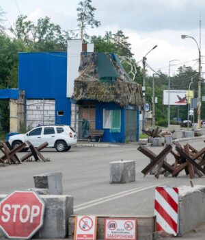 blokpost_kiyiv_oblast_viyskoviy_avto_avtomobil__gettyimages_1242108638_b210a1893374d769b6c61caf775.jpg Росіяни завдали удару по блокпосту під Черніговом: загинув військовий, поранено поліцейського