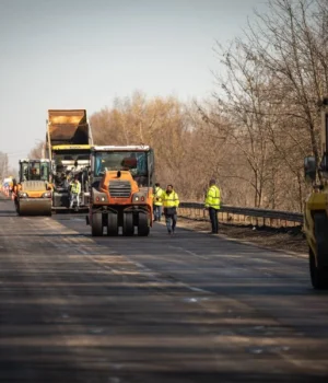 Захист-від-дронів-і-евакуаційні-коридори-–-які-дороги-ремонтують-насамперед