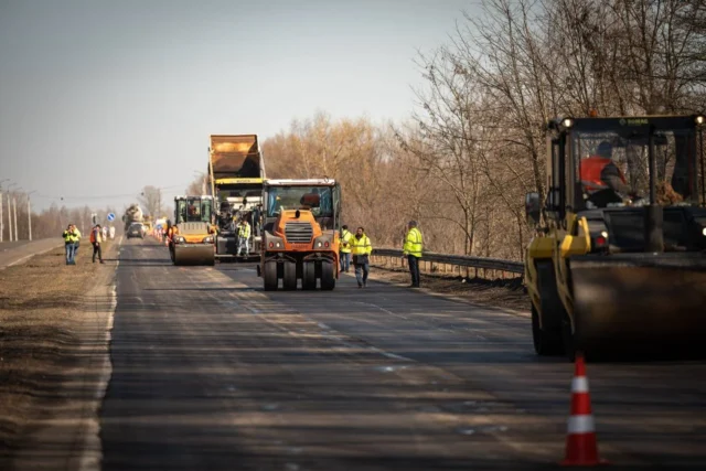 Ремонт стратегічних шляхів: пріоритети та фінансування Захист-від-дронів-і-евакуаційні-коридори-–-які-дороги-ремонтують-насамперед