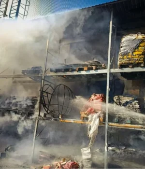 У Борисполі ліквідували пожежу в гіпермаркеті Епіцентр