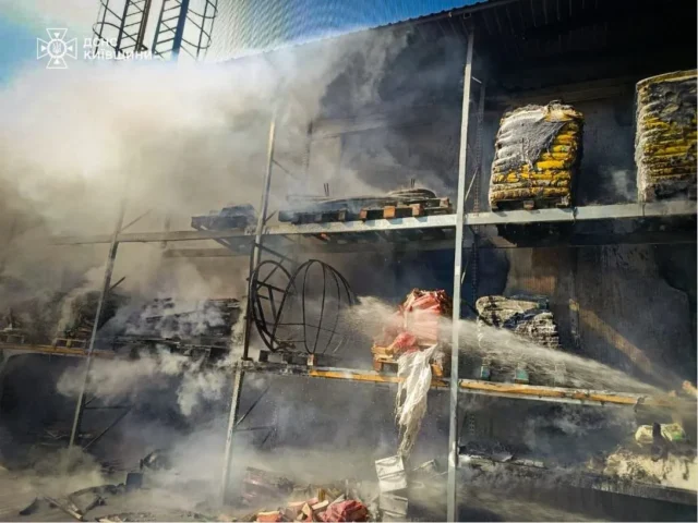 У Борисполі ліквідували пожежу в гіпермаркеті Епіцентр У Борисполі ліквідували пожежу в гіпермаркеті Епіцентр