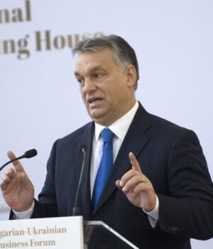 “Наші-сини-не-будуть-гинути-за-Україну”:-Орбан-звинуватив-Київ-у-втручанні-в-вибори