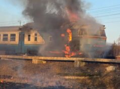 Атака російського дрону на пасажирський потяг в Україні Rosjanie zaatakowali pociąg pasażerki. Lokomotywa stanęła w płomieniach