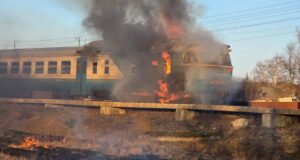 Атака російського дрону на пасажирський потяг в Україні Rosjanie zaatakowali pociąg pasażerki. Lokomotywa stanęła w płomieniach