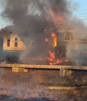 Rosjanie zaatakowali pociąg pasażerki. Lokomotywa stanęła w płomieniach