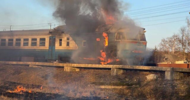 Атака російського дрону на пасажирський потяг в Україні Rosjanie zaatakowali pociąg pasażerki. Lokomotywa stanęła w płomieniach