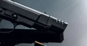 У Запоріжжі поліцейський застрелив агресивного чоловіка з пістолетом У-Запоріжжі-поліцейський-стріляв-для-відбиття-нападу,-нападника-знайшли-мертвим-неподалік,-ним-виявився-військовий-у.