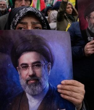 Вийшов-у сад-і врятувався:-новий-лідер-Ірану-дивом-пережив-ракетний-удар Вийшов-у сад-і врятувався:-новий-лідер-Ірану-дивом-пережив-ракетний-удар