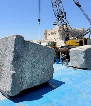 Чудо-світу-повертається:-з моря-підняли-гігантські-блоки-Александрійського-маяка