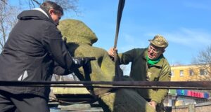 Евакуація тисячолітніх кам’яних баб у Запорізькій області: спільні зусилля військових та істориків «Кожна-баба-–-на-вагу-золота»:-як-військові-та-історики-евакуюють-тисячолітні-артефакти-під-вогнем.