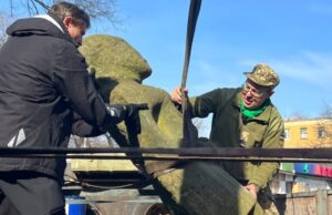 Евакуація тисячолітніх кам’яних баб у Запорізькій області: спільні зусилля військових та істориків «Кожна-баба-–-на-вагу-золота»:-як-військові-та-історики-евакуюють-тисячолітні-артефакти-під-вогнем.