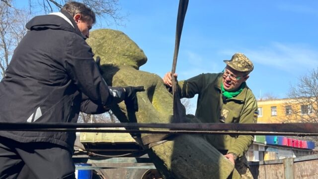 Евакуація тисячолітніх кам’яних баб у Запорізькій області: спільні зусилля військових та істориків «Кожна-баба-–-на-вагу-золота»:-як-військові-та-історики-евакуюють-тисячолітні-артефакти-під-вогнем.
