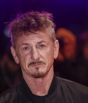 Шон-Пенн-отримав-символічний-“Оскар”-в-Україні-—-його-зробили-після-атаки-РФ