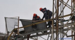 Уряд розширив перелік працівників, які отримуватимуть доплати за відновлення енергетики Уряд-розширив-перелік-працівників,-які-отримуватимуть-доплати-за-відновлення-енергетики