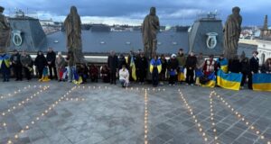 Акція пам’яті жертв авіаудару по драмтеатру в Маріуполі відбулася в Празі «Це-постійно-в-голові,-ти-нікуди-від-цього-не-дінешся»-Українці-у-Празі-об’єднуються-і.