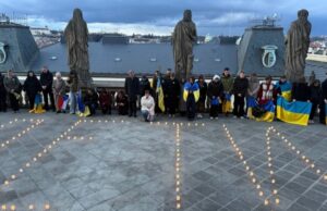 Акція пам’яті жертв авіаудару по драмтеатру в Маріуполі відбулася в Празі «Це-постійно-в-голові,-ти-нікуди-від-цього-не-дінешся»-Українці-у-Празі-об’єднуються-і.