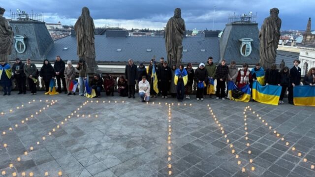 Акція пам’яті жертв авіаудару по драмтеатру в Маріуполі відбулася в Празі «Це-постійно-в-голові,-ти-нікуди-від-цього-не-дінешся»-Українці-у-Празі-об’єднуються-і.