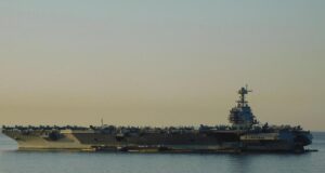 Сотні моряків найбільшого авіаносця США сплять на підлозі та столах: що трапилось Сотні-моряків-найбільшого-авіаносця-США-сплять-на-підлозі-та-столах:-що-трапилось