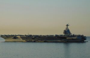 Сотні моряків найбільшого авіаносця США сплять на підлозі та столах: що трапилось Сотні-моряків-найбільшого-авіаносця-США-сплять-на-підлозі-та-столах:-що-трапилось