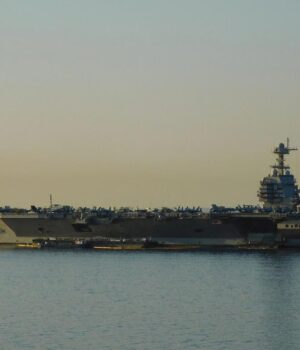 Сотні-моряків-найбільшого-авіаносця-США-сплять-на-підлозі-та-столах:-що-трапилось