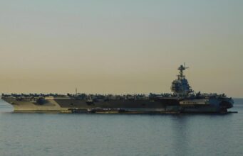 Сотні моряків найбільшого авіаносця США сплять на підлозі та столах: що трапилось Сотні-моряків-найбільшого-авіаносця-США-сплять-на-підлозі-та-столах:-що-трапилось