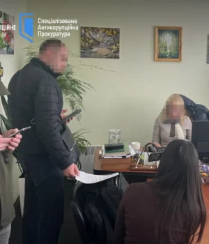 На Сумщині судитимуть посадовицю податкової за вимагання 2 мільйонів гривень