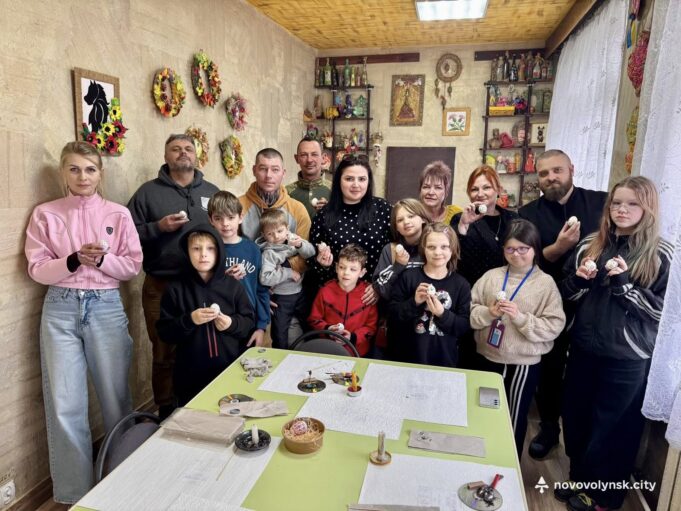 У Нововолинську відбувся майстерклас з розпису писанок для ветеранів Для-ветеранів-та-їхніх-родин-у-Нововолинську-провели-майстерклас-із-писанкарства