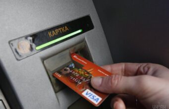 “Невидима нитка”: зловмисники вигадали новий метод шахрайства з банкоматами “Невидима-нитка”:-зловмисники-вигадали-новий-метод-шахрайства-з-банкоматами