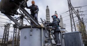 Російські атаки на енергетичну інфраструктуру Запоріжжя: наслідки та відновлення електропостачання У Запоріжжі тисячі будинків залишилися без світла через удар РФ