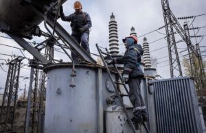 Російські атаки на енергетичну інфраструктуру Запоріжжя: наслідки та відновлення електропостачання У Запоріжжі тисячі будинків залишилися без світла через удар РФ