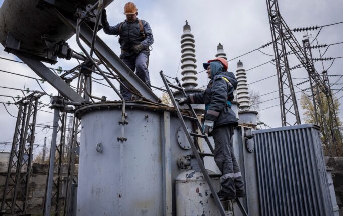 Російські атаки на енергетичну інфраструктуру Запоріжжя: наслідки та відновлення електропостачання У Запоріжжі тисячі будинків залишилися без світла через удар РФ