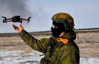 Російські війська змінюють тактику дронів через обмеження Starlink Росіяни шукають альтернативу Starlink: ISW розкрив нову тактику окупантів з дронами