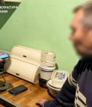 На-Буковині-педофіл-змушував-дівчаток-віком-8-10-років-знімати-порно