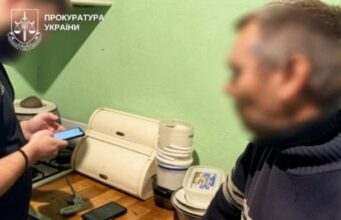 На Буковині педофіл змушував дівчаток віком 8-10 років знімати порно На-Буковині-педофіл-змушував-дівчаток-віком-8-10-років-знімати-порно