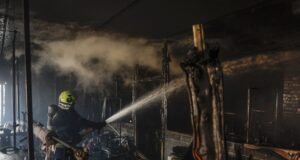 Російські атаки на Україну: жертви серед цивільних та удари по інфраструктурі Ataki Rosjan w wielu regionach Ukrainy. Są ofiary. Lokalne władze informują o “polowaniach” na cywilów