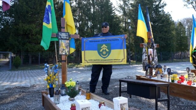 Батько бразильського добровольця відвідав могилу сина в Україні «Краще-померти-стоячи,-ніж-жити-на-колінах»:-батько-добровольця-з-Бразилії-про-сина-«Рекса»-та.