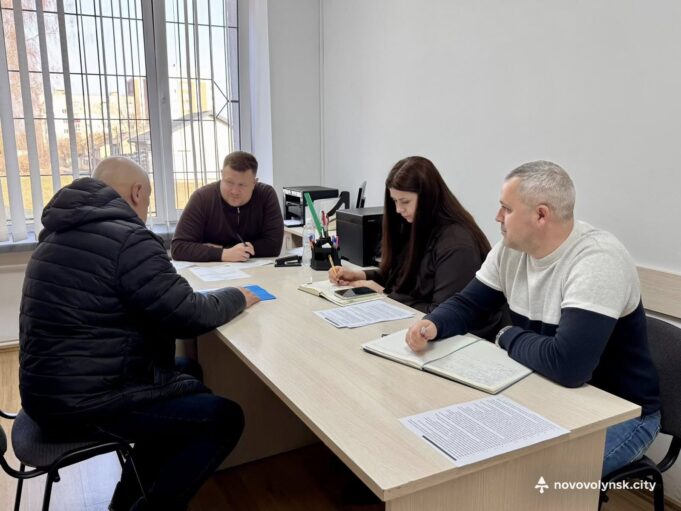 Міський голова Нововолинська провів прийом громадян: основні питання та пропозиції мешканців Міський-голова-провів-особистий-прийом-громадян-у-Нововолинську