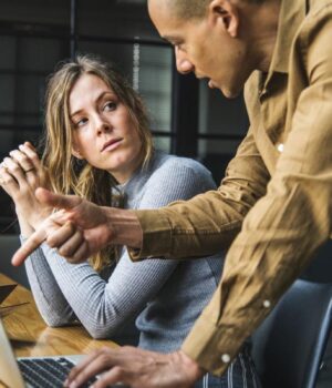Втома,-виснаження-і-зарплата:-кожен-четвертий-українець-незадоволений-роботою