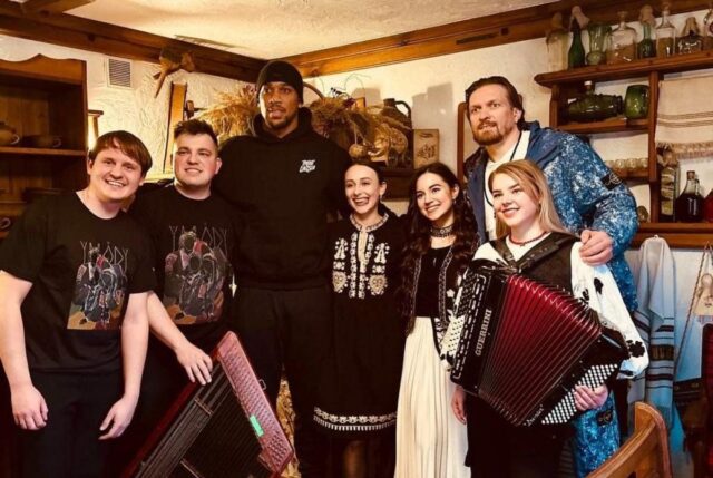 Усик та Джошуа разом приїхали до Києва Усик-та-Джошуа-разом-приїхали-до-Києва