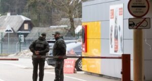 Порізали колючий дріт і перетнули кордон: литовські прикордонники повернули до Білорусі 18 нелегальних мігрантів Порізали-колючий-дріт-і-перетнули-кордон:-литовські-прикордонники-повернули-до-Білорусі-18-нелегальних-мігрантів