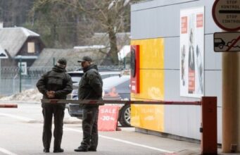 Порізали колючий дріт і перетнули кордон: литовські прикордонники повернули до Білорусі 18 нелегальних мігрантів Порізали-колючий-дріт-і-перетнули-кордон:-литовські-прикордонники-повернули-до-Білорусі-18-нелегальних-мігрантів