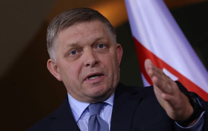 Словаччина може заблокувати фінансову допомогу Україні через нафтові суперечки “Не дозволю водити за ніс”: Фіцо розкритикував Зеленського та пригрозив блокуванням кредиту