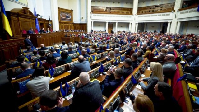 Криза в українському парламенті: депутати стикаються з труднощами у голосуванні «Парламент-бунтує».-Криза-у-Верховній-Раді:-що-сталося-і-як-її-врегулювати?