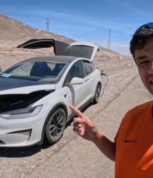 Водій-tesla-застряг-у-пустелі-Атакама-з-1%-батареї-і-знайшов-несподіваний-вихід Водій-tesla-застряг-у-пустелі-Атакама-з-1%-батареї-і-знайшов-несподіваний-вихід