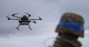 В Україні триває підготовка курсантів пілотів БПЛА: нові виклики та технологічні зміни на фронті Як-Василина-та-ще-6-тисяч-курсантів-вчаться-збирати-дрони-і-керувати-ними,-щоб-«наблизити.