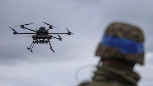 В Україні триває підготовка курсантів пілотів БПЛА: нові виклики та технологічні зміни на фронті Як-Василина-та-ще-6-тисяч-курсантів-вчаться-збирати-дрони-і-керувати-ними,-щоб-«наблизити.