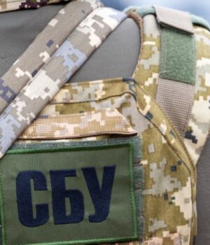 000M9K6VR2XL89NK-C461.jpg Wysoki rangą oficer SBU zatrzymany przez służby. W tle setki tysięcy dolarów