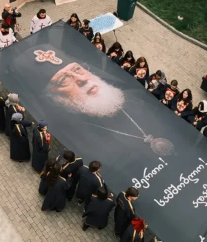 Дзвони,-білі-троянди-і-трохи-політики:-як-у-Грузії-прощались-із-патріархом-Ілією Дзвони,-білі-троянди-і-трохи-політики:-як-у-Грузії-прощались-із-патріархом-Ілією